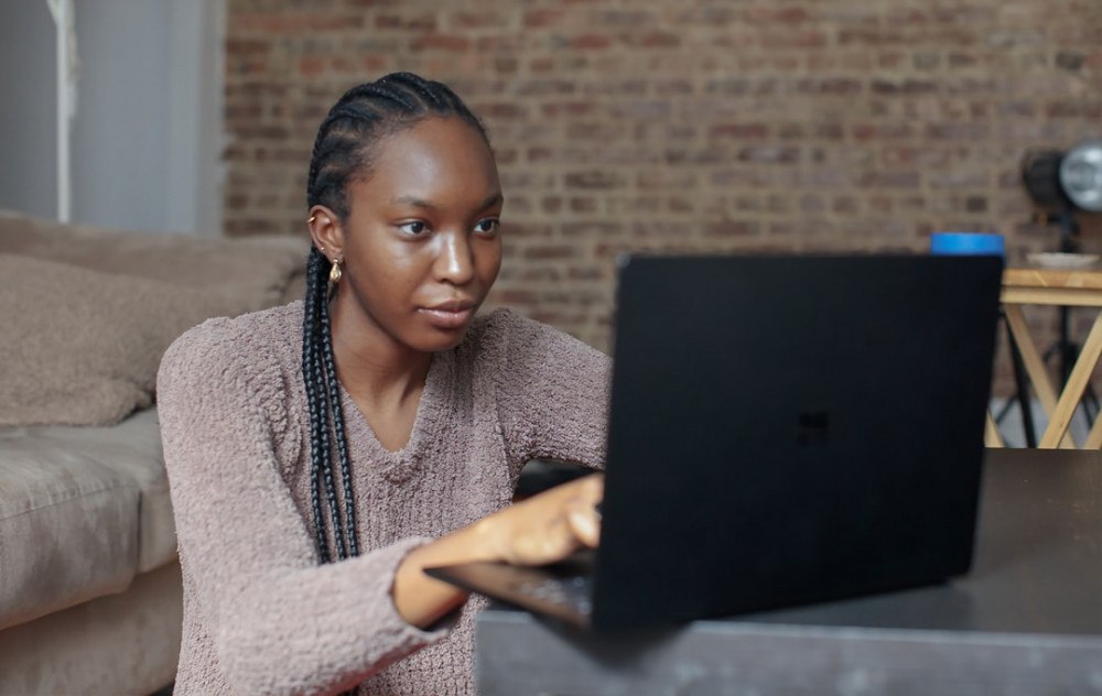 how-to-earn-money-online-in-Kenya-woman-typing
